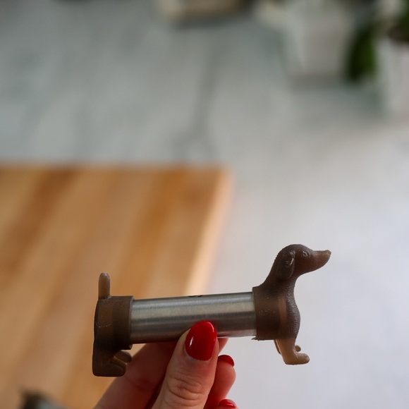 Dog-Shaped Salt and Pepper Shakers - Picture 5 of 7